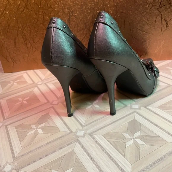 Spring heels - Picture 3 of 3